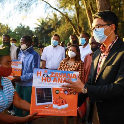 Distribution des kits solaires Hazavana, fokontany d'Aloalovoky, Région Anôsy