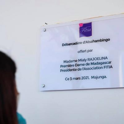 Remise de débarcadère équipé aux 103 femmes de  l'association Fikambanan'ny Mpanjono Mivoatra Antsahabingo (FMMA), Mahajanga, Région Boeny